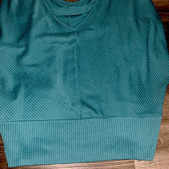 💜Beautiful V-neck top - Picture 3 of 6